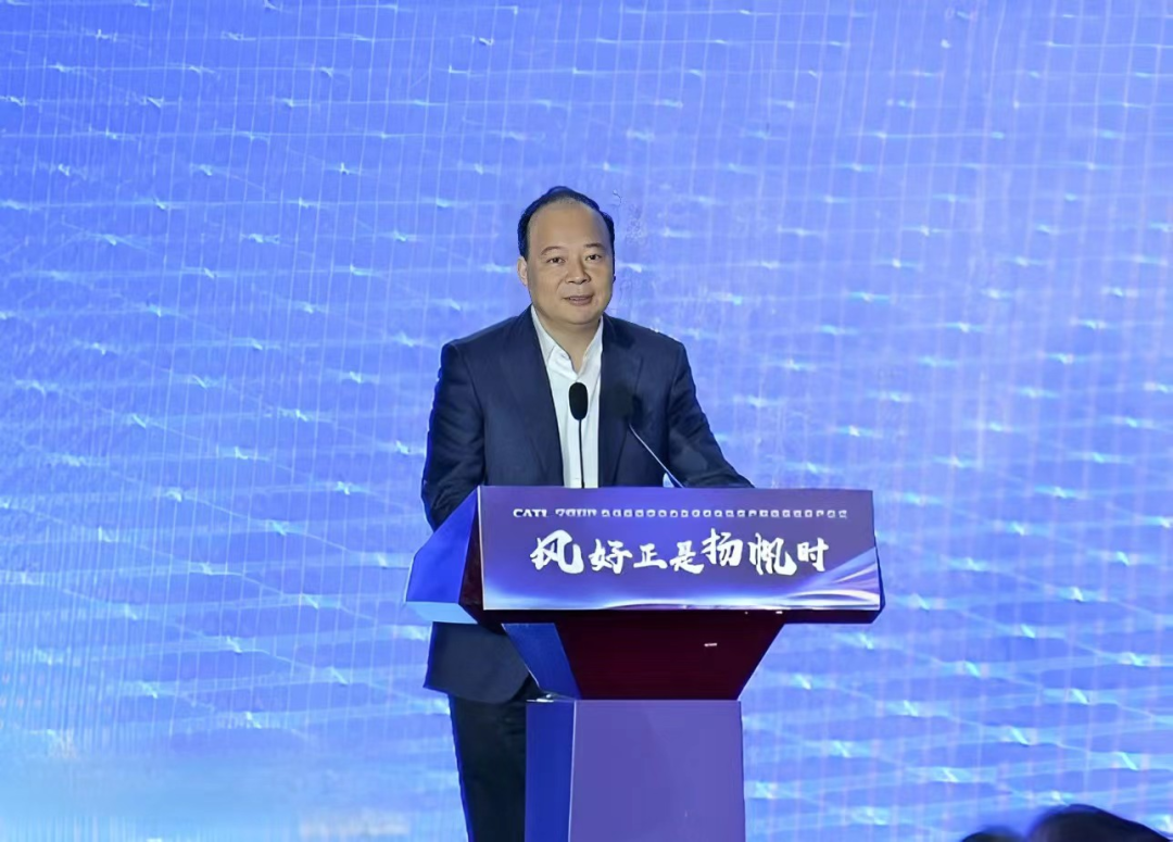 02-配文插图-亚投董事长、总经理曾毓群发表致辞.png